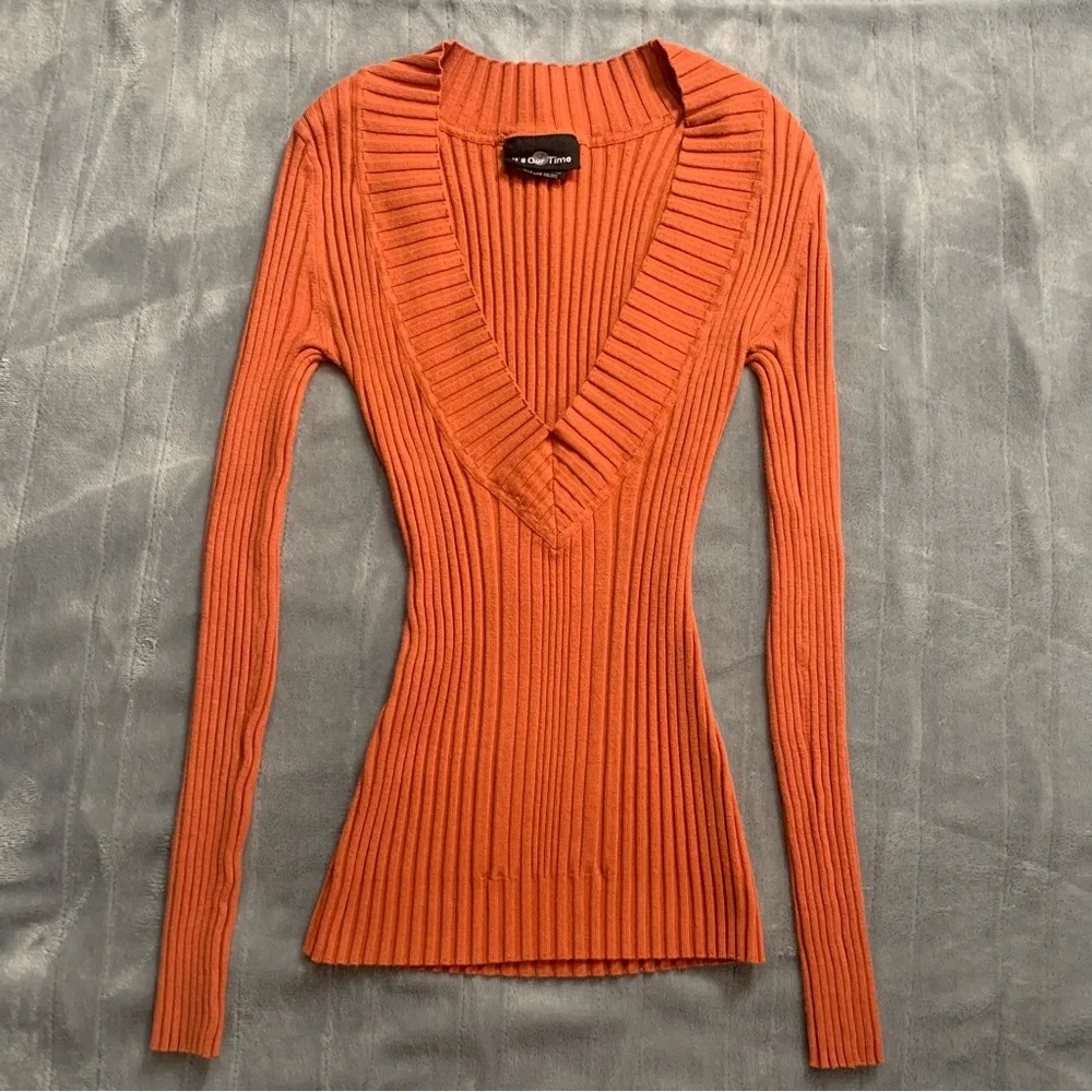 🎀Burnt Orange Ribbed V neck Sweater - Picture 1 of 9